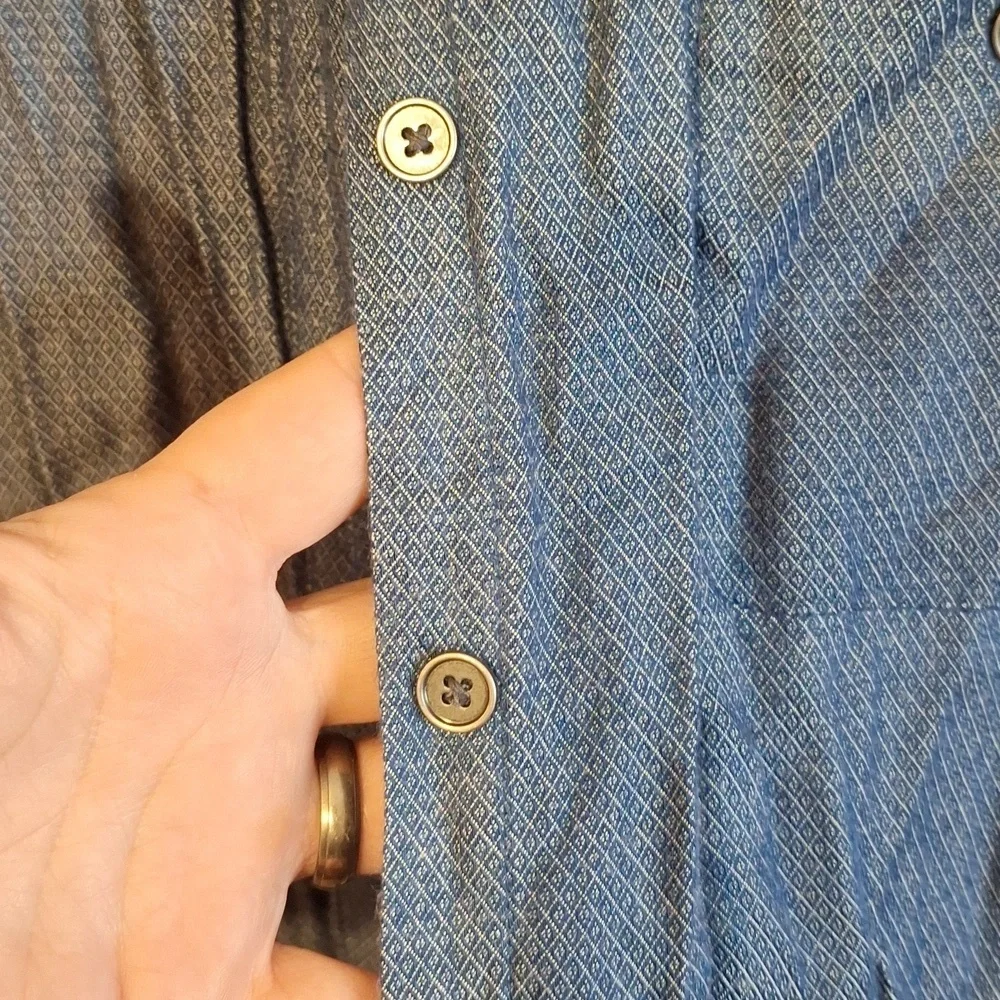 CHRISTOPHER & BANKS SIZE LARGE BUTTON DOWN LONG SLEEVE BLUE